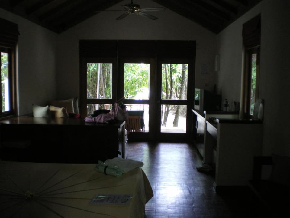 Deluxe Bungi von innen NH Collection Maldives Reethi Resort