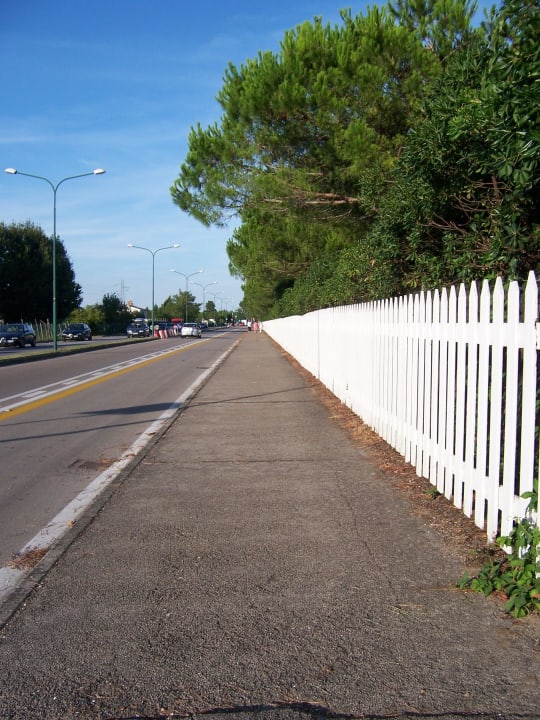 Strasse vor dem Campingplatz mit Radweg Sant'Angelo Village