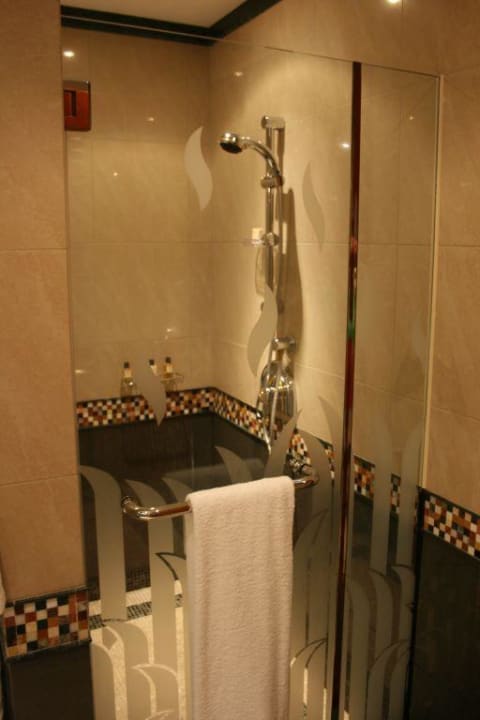 Badezimmer mit Dusche und Badewanne Grand Hyatt Dubai