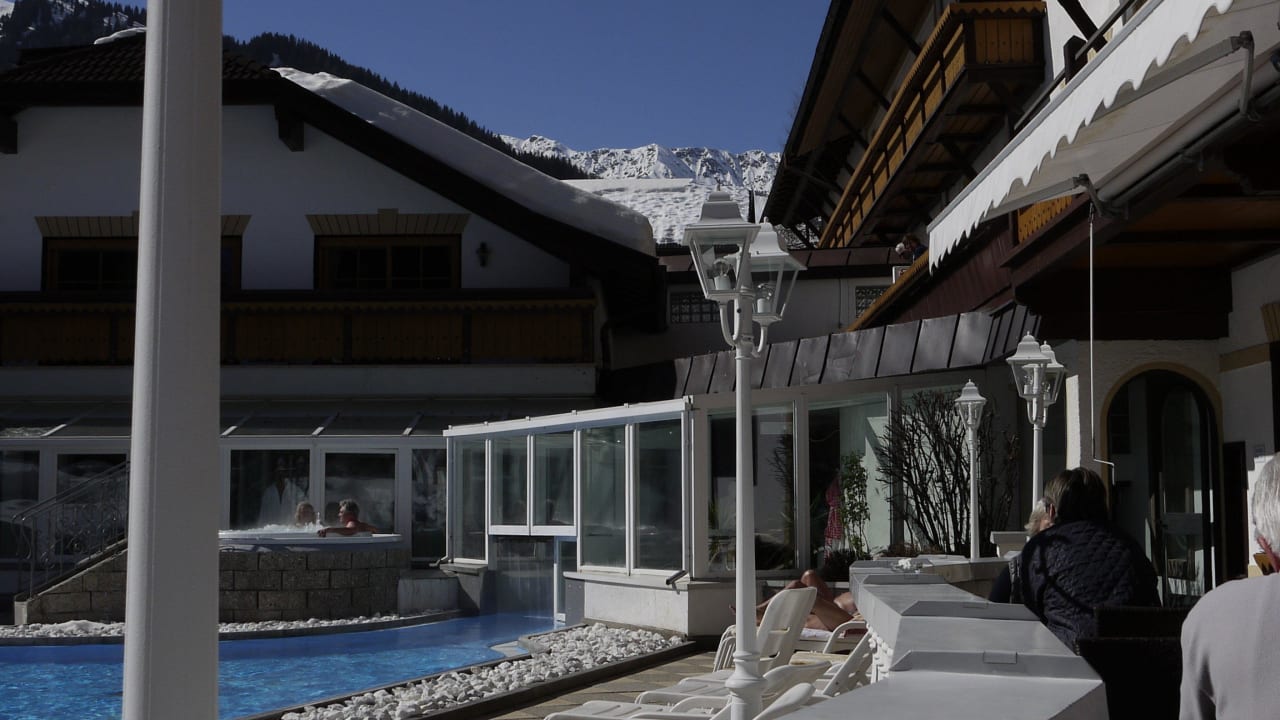 Außenanlage im Innenbereich des Hotels Sonklarhof