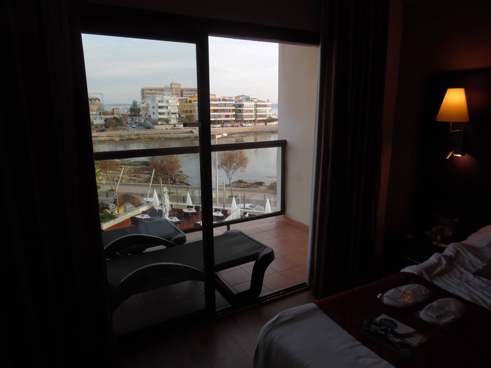 Blick zum Balkon mit Liegen AluaSoul Palma