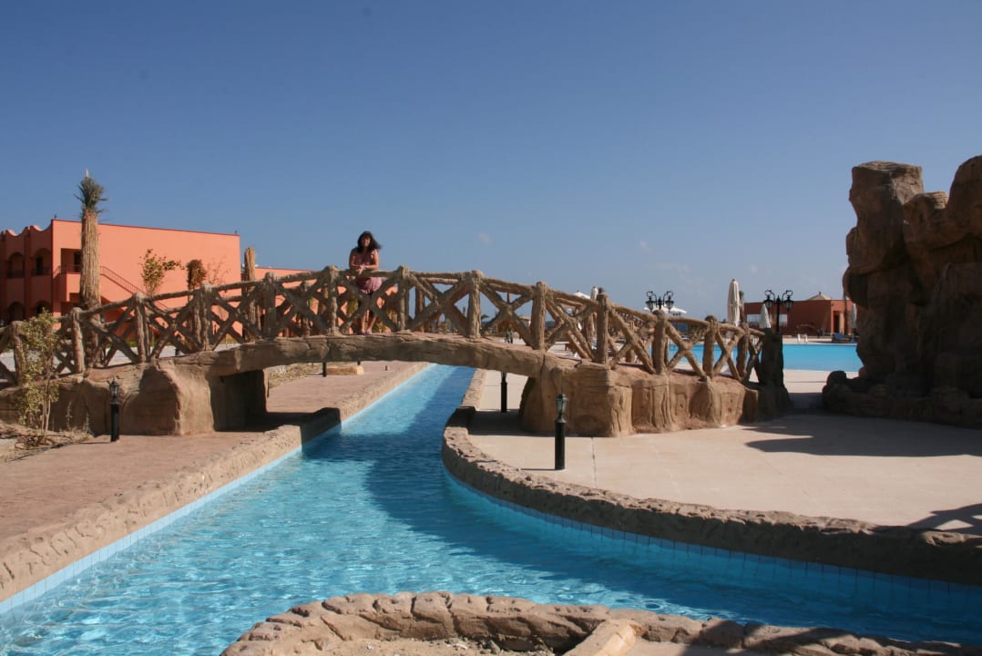 Waltraud auf der Brücke Three Corners Happy Life Beach Resort