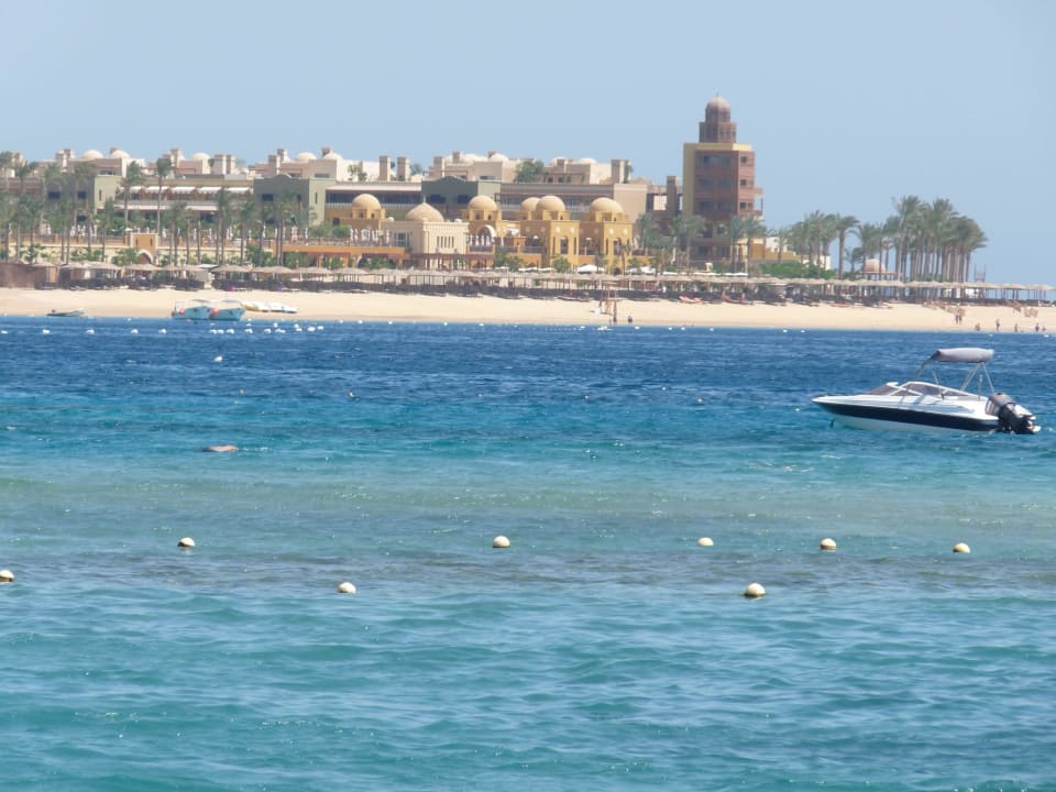 Strand mit Korallenriff Hotel JAZ Makadi Star & Spa