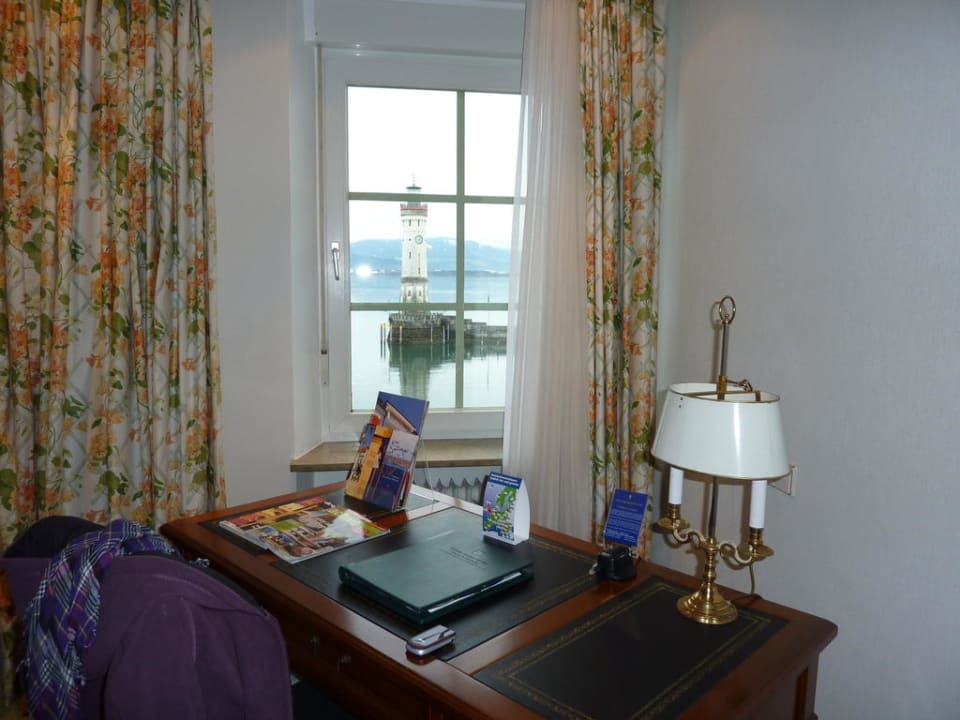 Schreibtisch mit Ausblick Hotel Bayerischer Hof