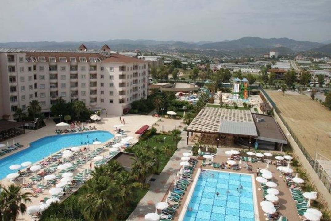 Ein Teil der Poolanlage Hotel Royal Garden Beach