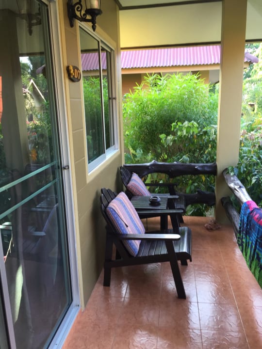 Kleine schöne Veranda Hotel Lanta Castaway Resort