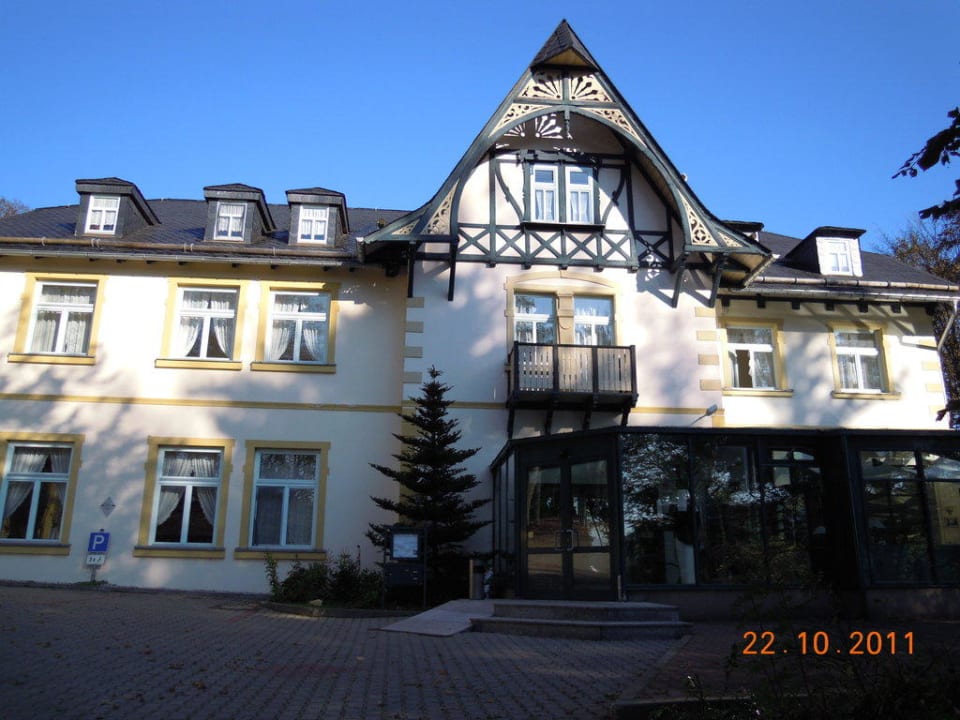Am Eingang des Hotels Parkhotel Waldschlösschen