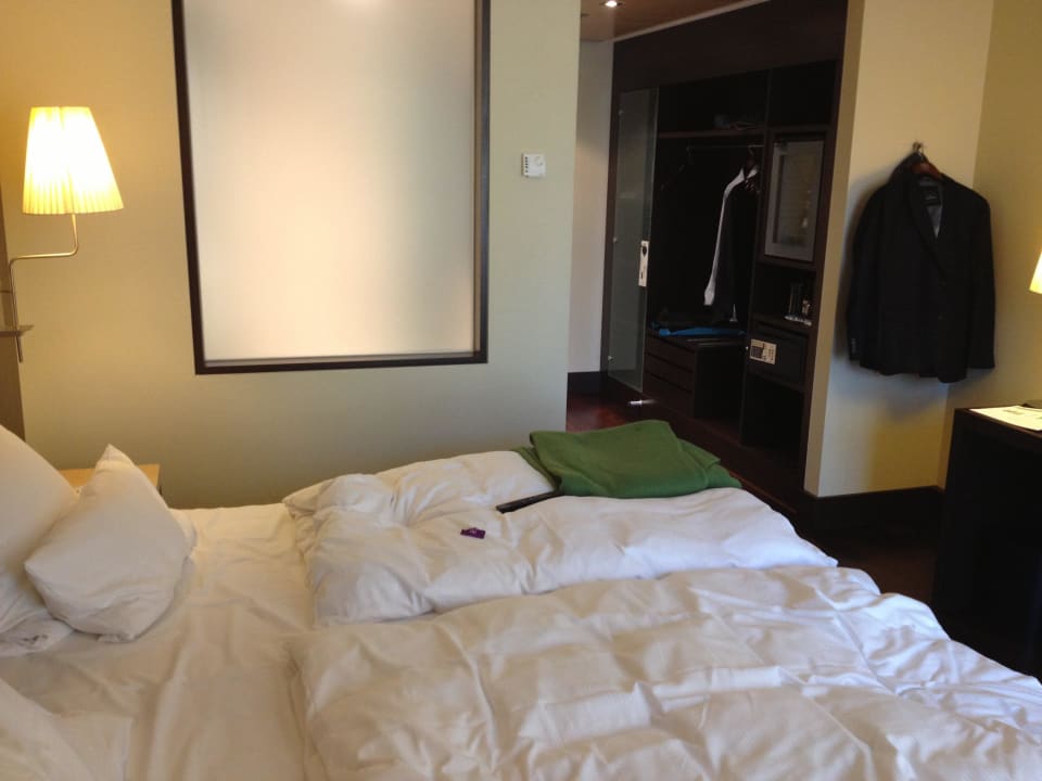 Doppelbett mit Blick auf Garderobe NH Collection Dresden Altmarkt