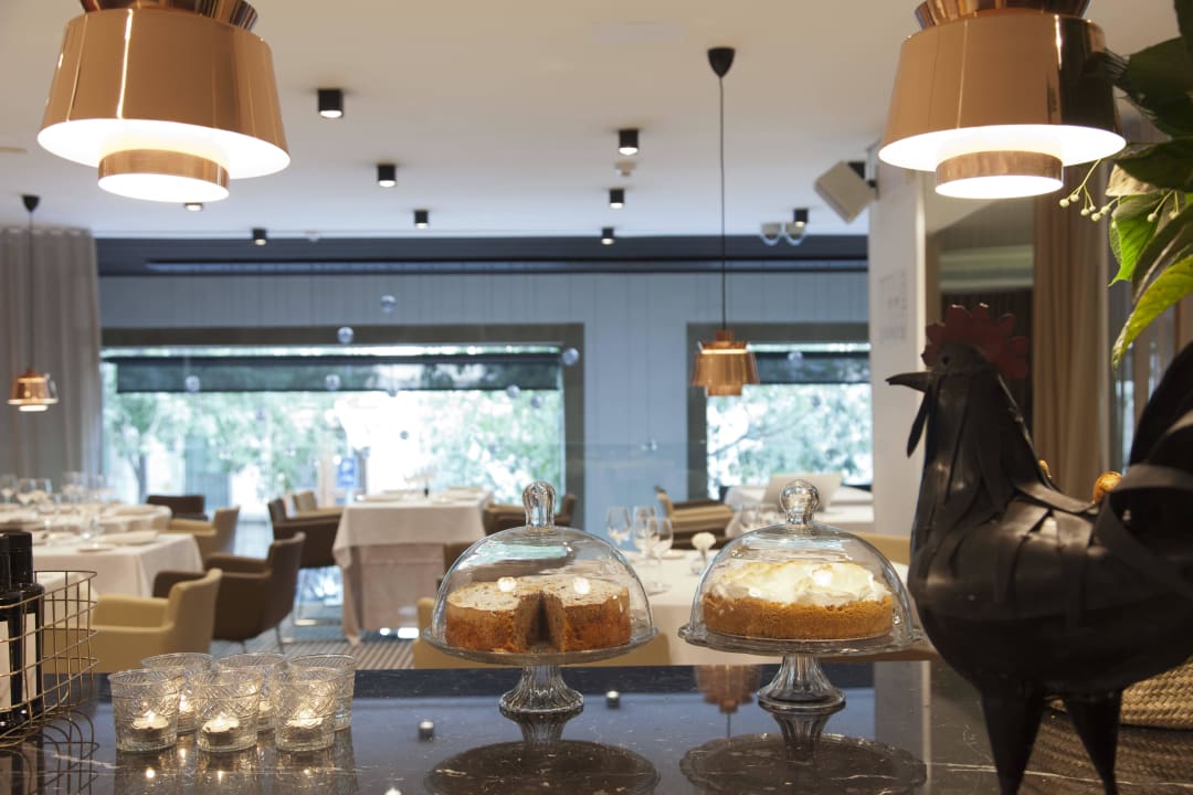 Buffet Restaurant Alexandra Barcelona Hotel, Curio Collection by Hilton
