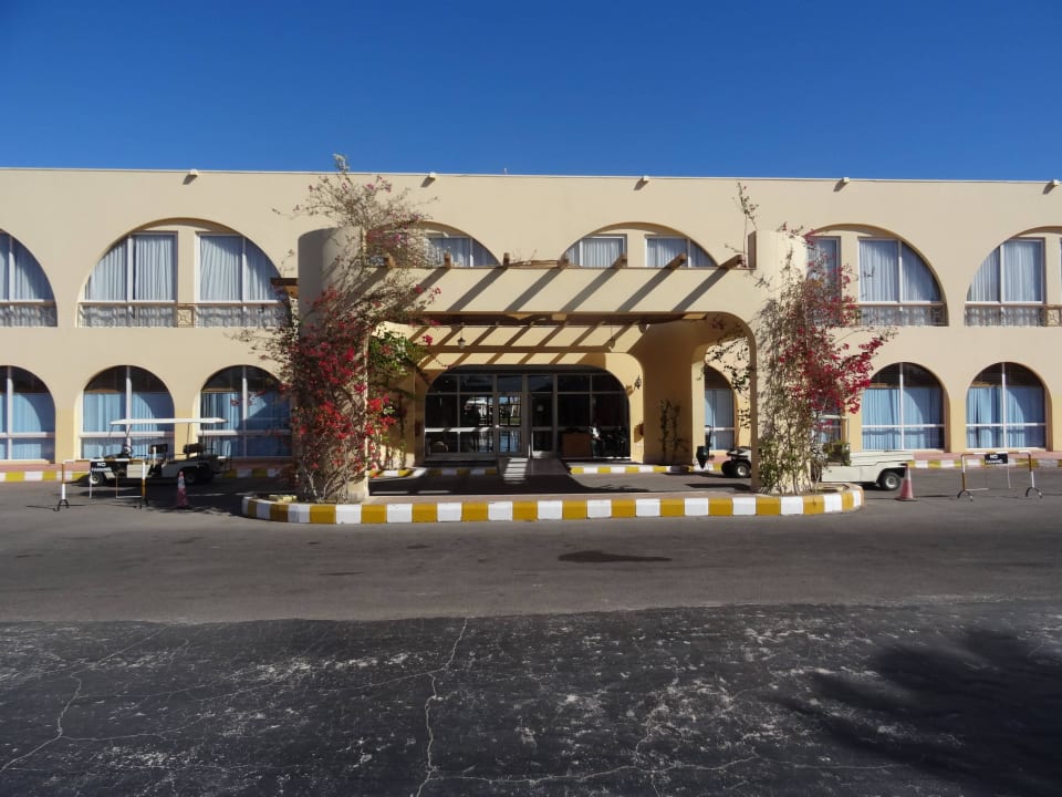 Vordereingang des Hotels Desert Rose