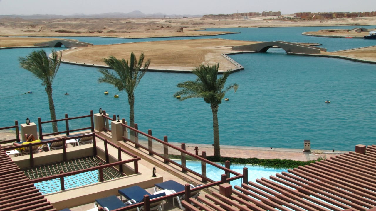 Unterer Pool und dahinter die Bucht zu Port Ghalib Marina Lodge At Port Ghalib