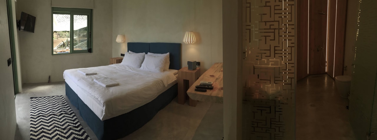 Bedroom & en suite bathroom with shower Mama La Roosa