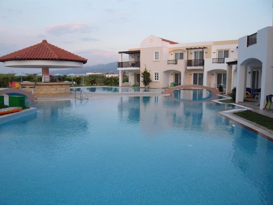 Pool an der Bungalow-Anlage Atlantica Marmari Beach
