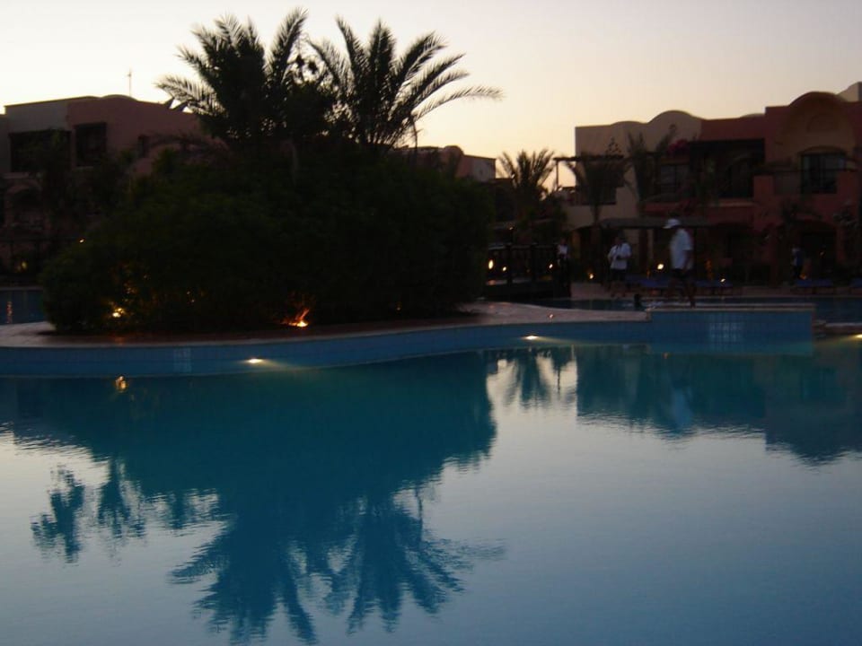 Grosser Pool am Abend Jaz Makadi Saraya Resort