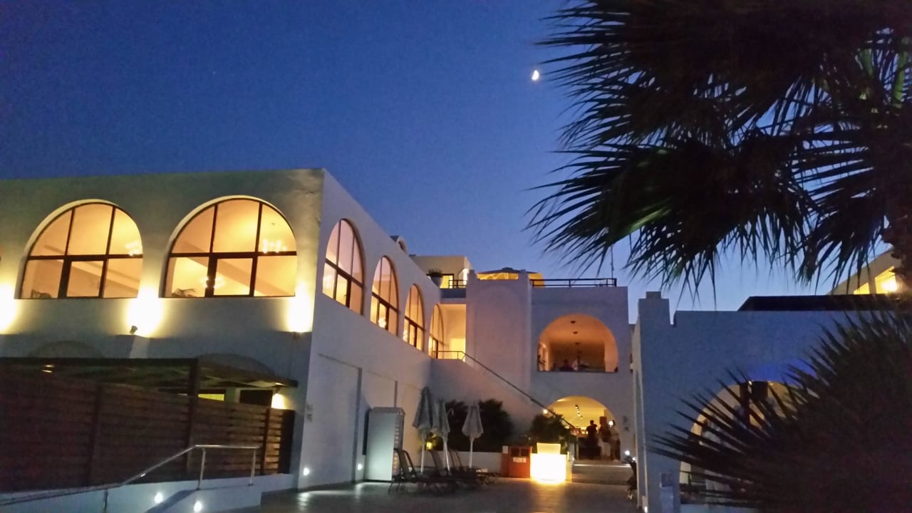 Blick vom Pool zur Lobby TUI BLUE Oceanis Beach and Spa Resort