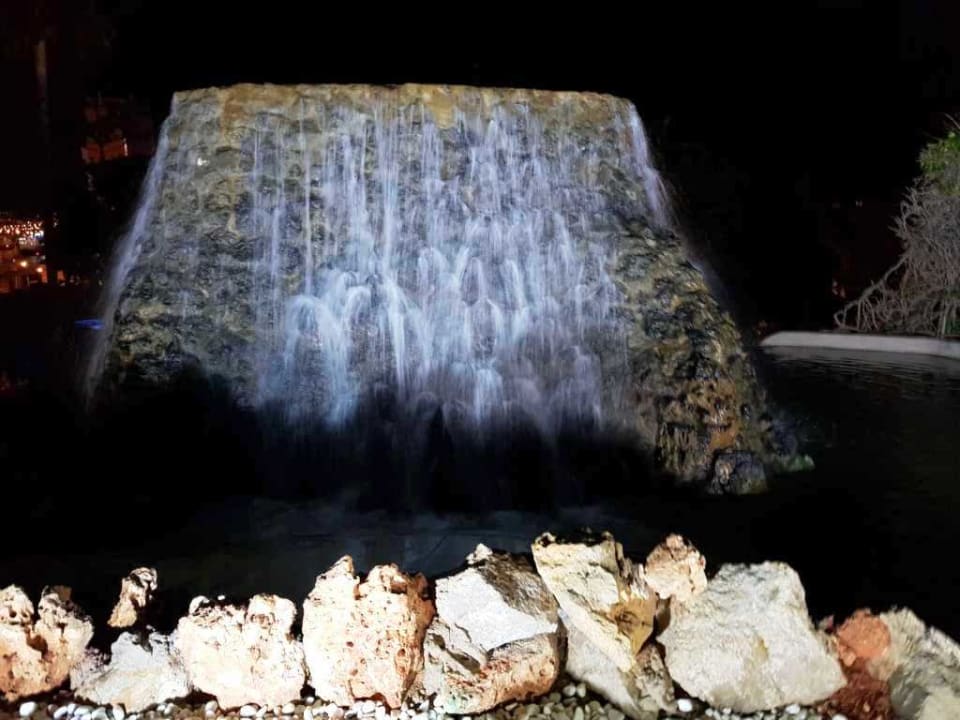 Brunnenanlage gehört aber schon zum anderen Hotel GPRO Valparaiso Palace & Spa