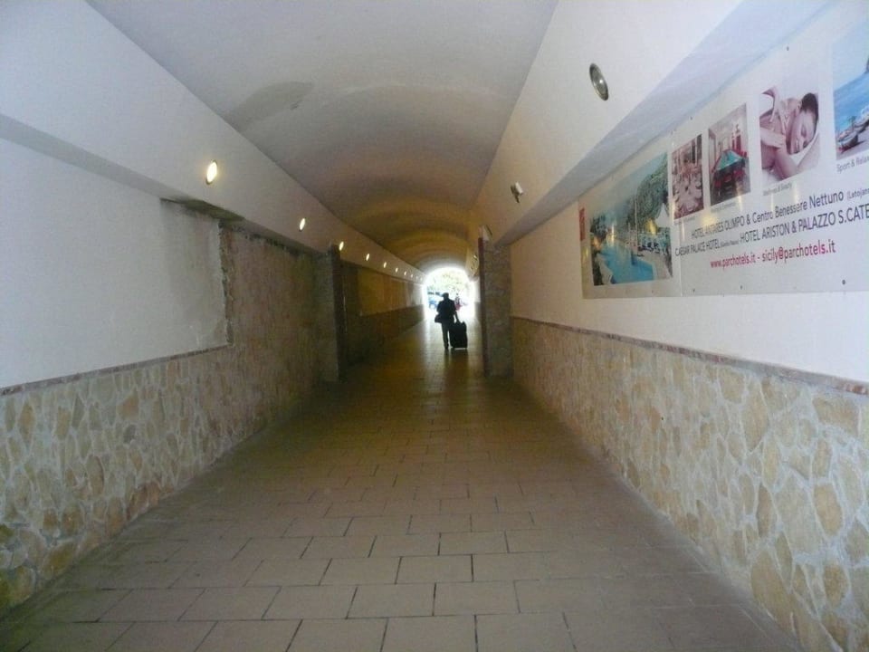 Tunneleingang Hotel Antares