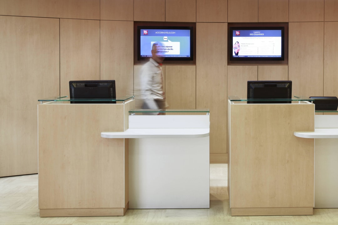 Reception desk Hotel ibis Paris Opera La Fayette