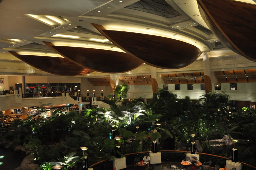 Ansicht des Gartens innen und Bistros Grand Hyatt Dubai