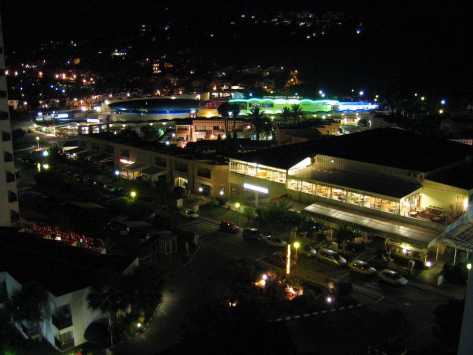 Restaurants, Bars und Geschäfte bei Nacht Sol Milanos Pinguinos by Melia