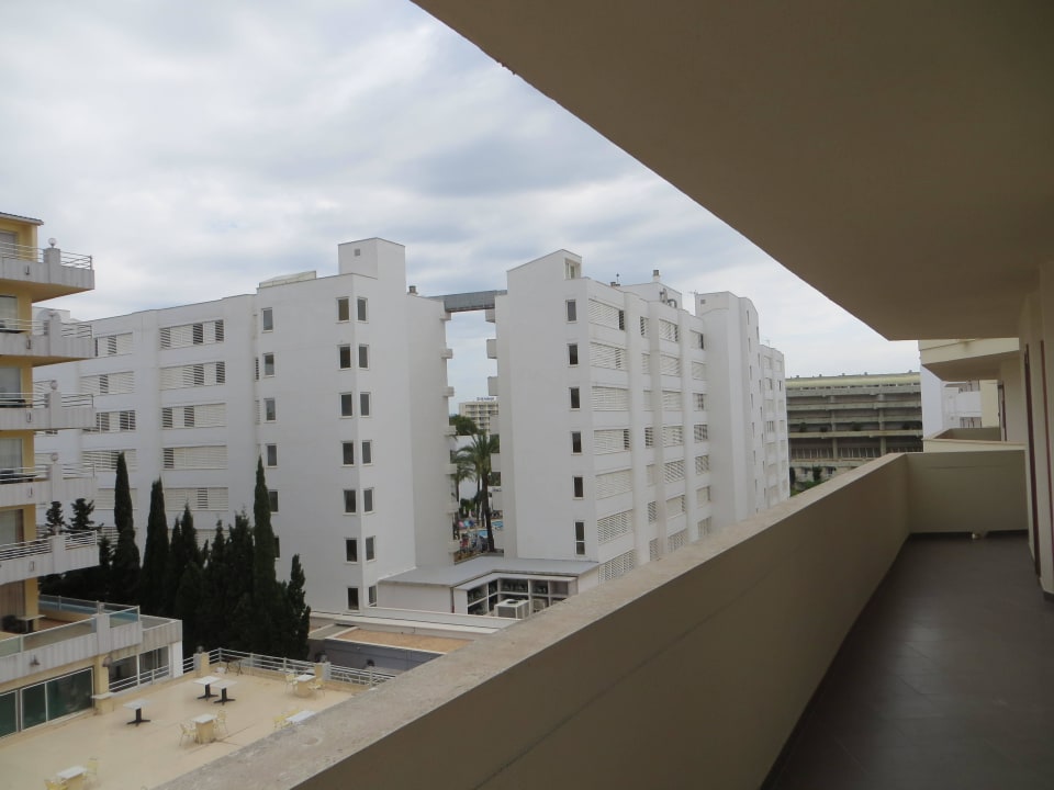 Betonaussicht Hotel auf Hotel Aparthotel Playa Dorada