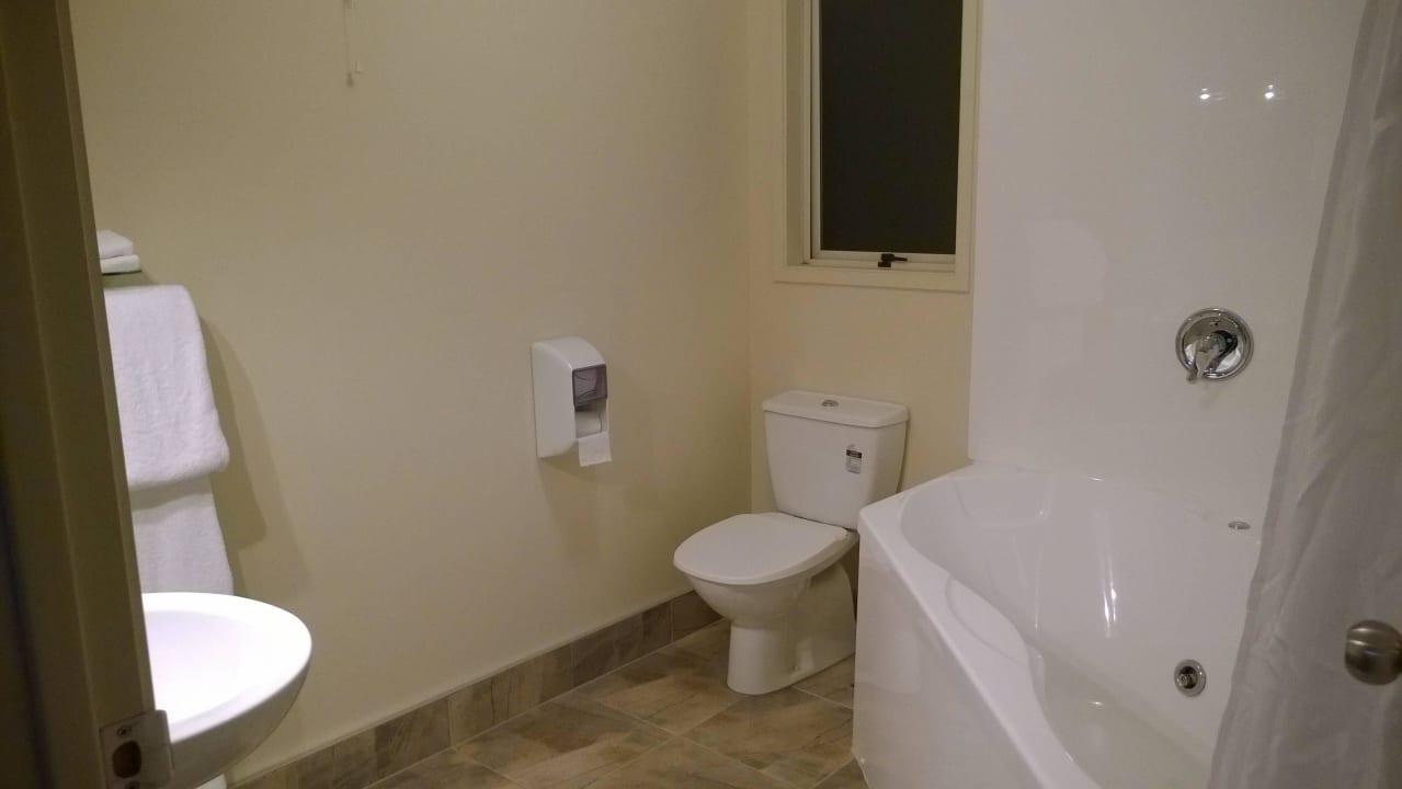 Bad mit Sprudelwanne (Zimmer 829) BKs Pioneer Motel