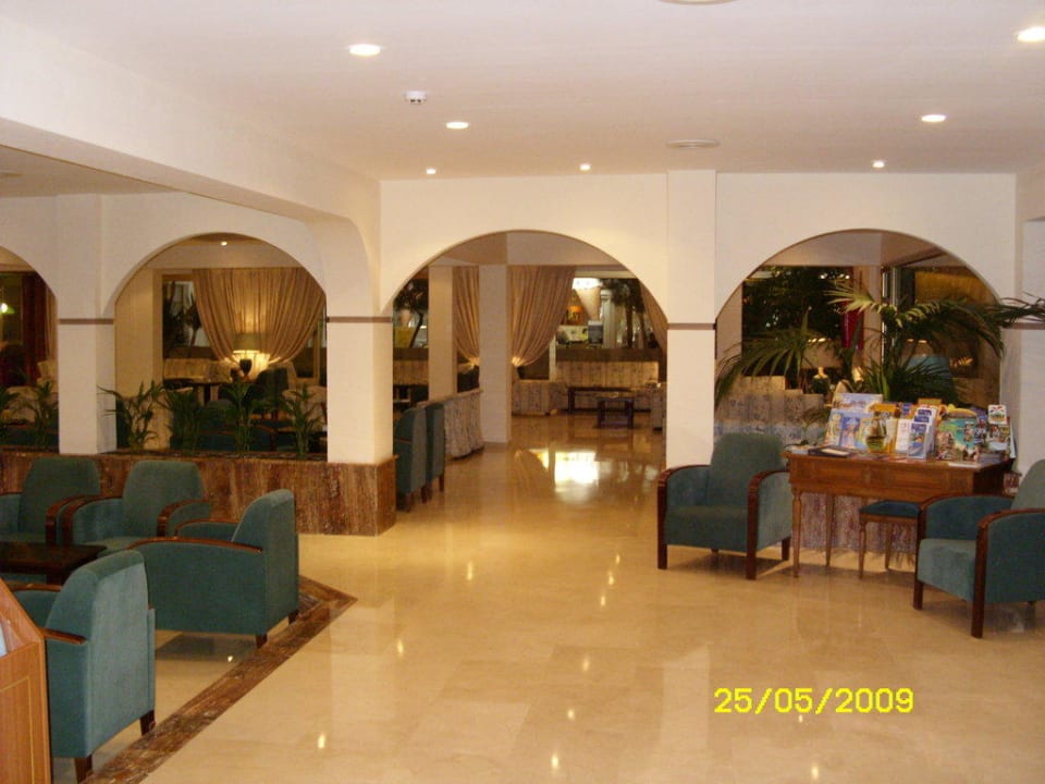 Blick von der Rezeption zu Lobby The Sea Hotel by Grupotel - Adults only