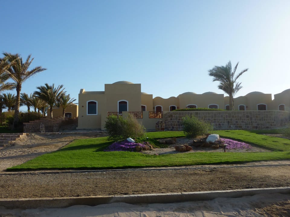 Sicht vom Strand auf Anlage Radisson Blu Resort, El Quseir