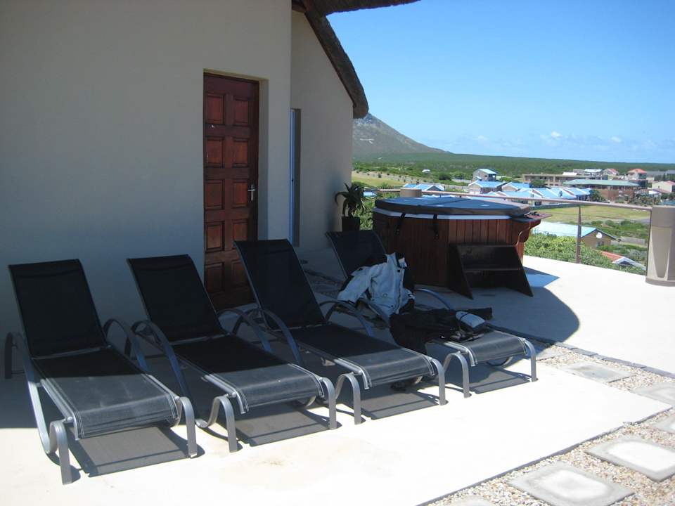 Whirlpool und Sonnenliegen im Obergeschoss Guesthouse The Roundhouse