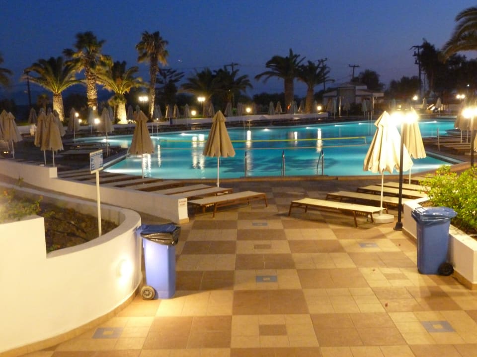 Die Poolanlage bei Nacht Lagas Aegean Village