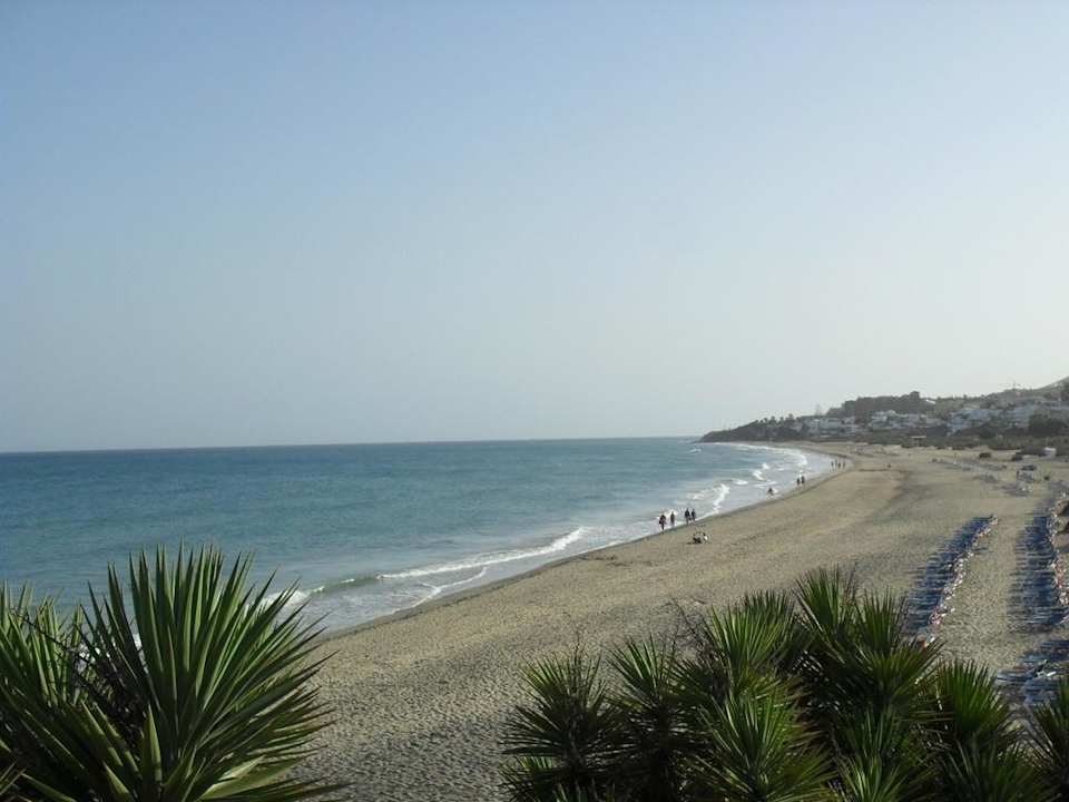 Der traumhafte Sandstrand am Hotel SBH Hotel Taro Beach