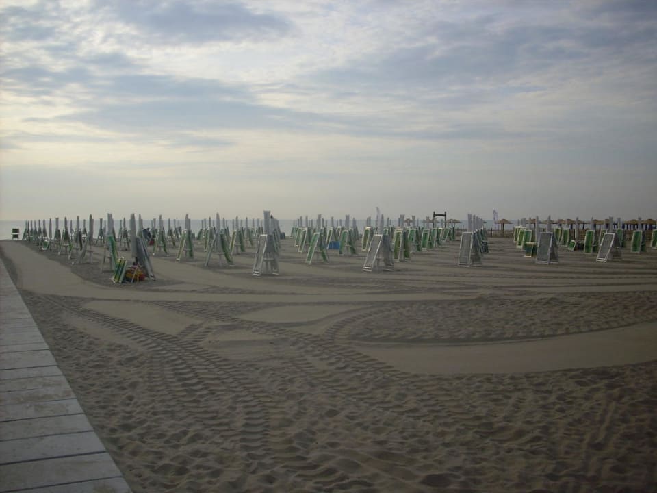 Strand morgens Villaggio Turistico Rosapineta Sud