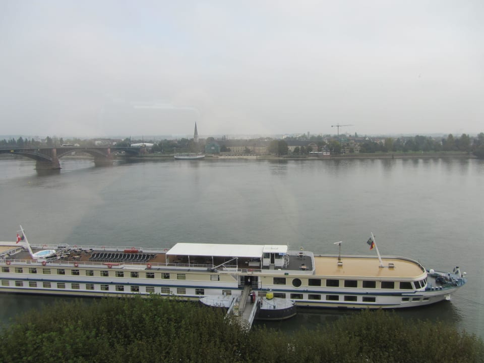 Aussicht vom Zimmer auf den Rhein Hilton Mainz