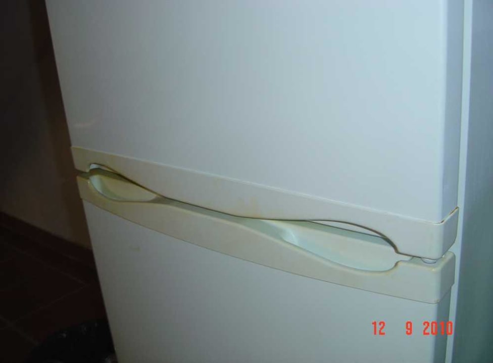 Verdreckter Kühlschrank in der Küche Hotel Nuramar
