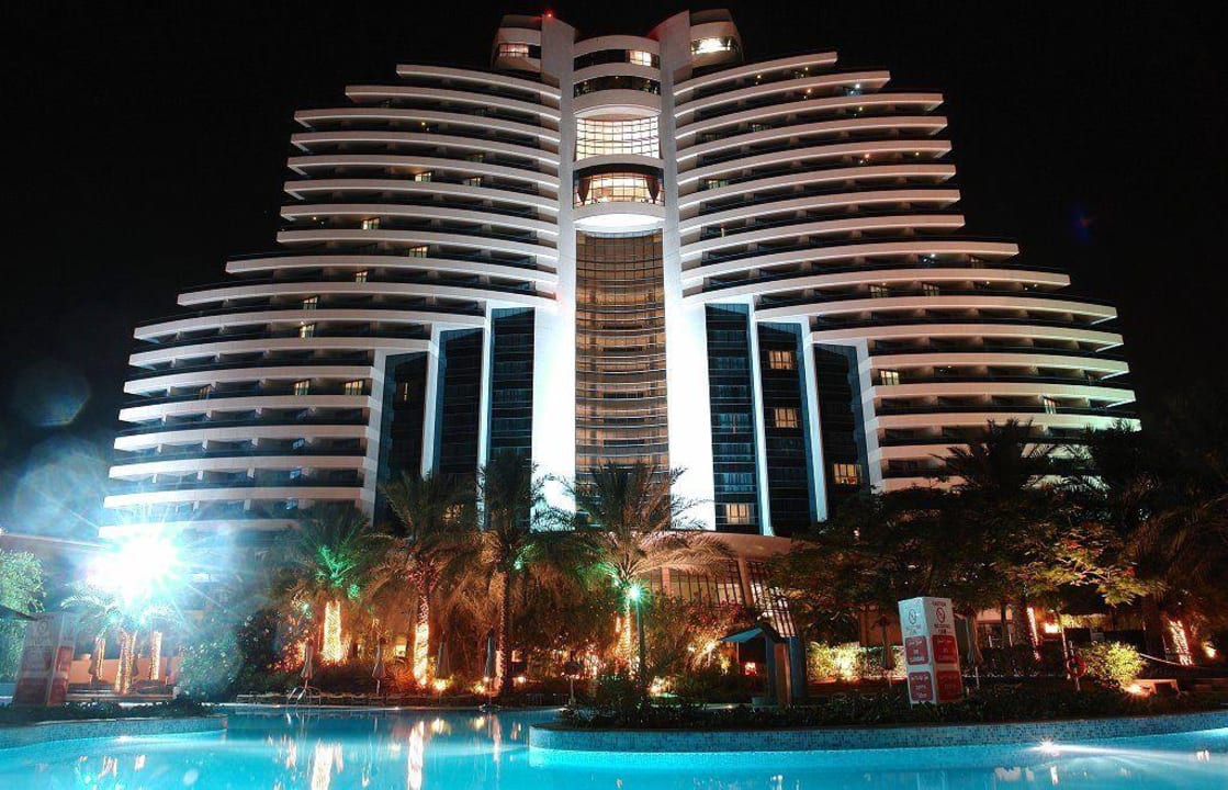 Nachtaufnahme Hotel Le Meridien Al Aqah Beach Resort