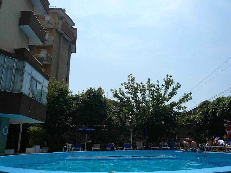 Pool & Hotel links Hotel Gastone Riviera