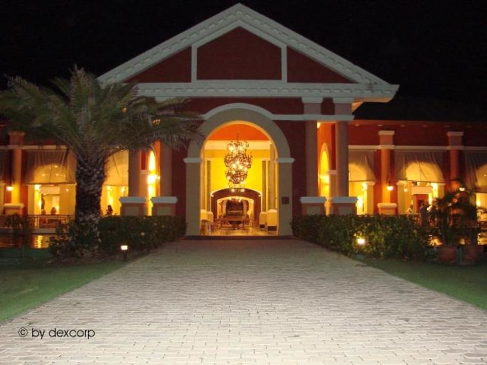 Ausgang von der Lobby zum "Party Pool" Iberostar Waves Bahia