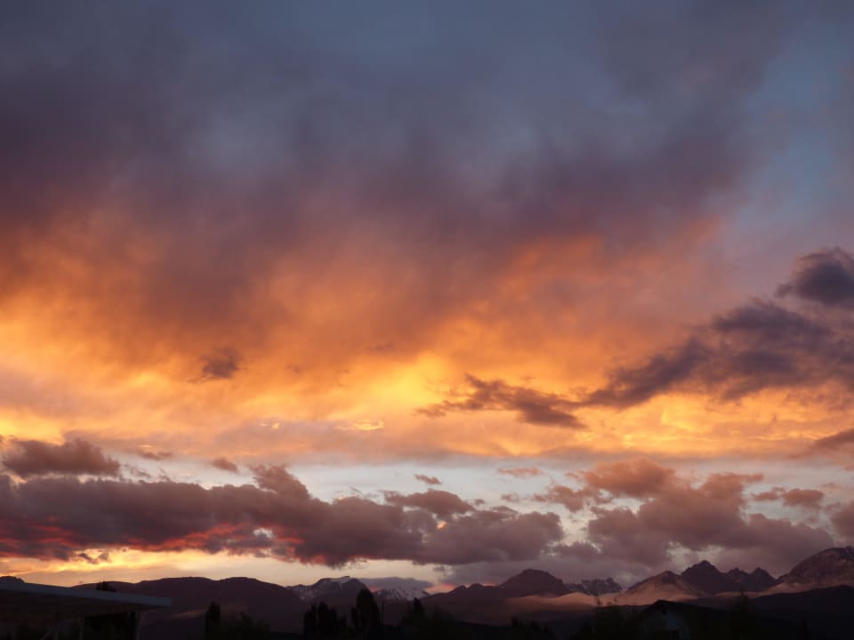 Ausblick auf das Gebirge hinter dem Hotel Hotel Kapriz Issyk Kul Resort