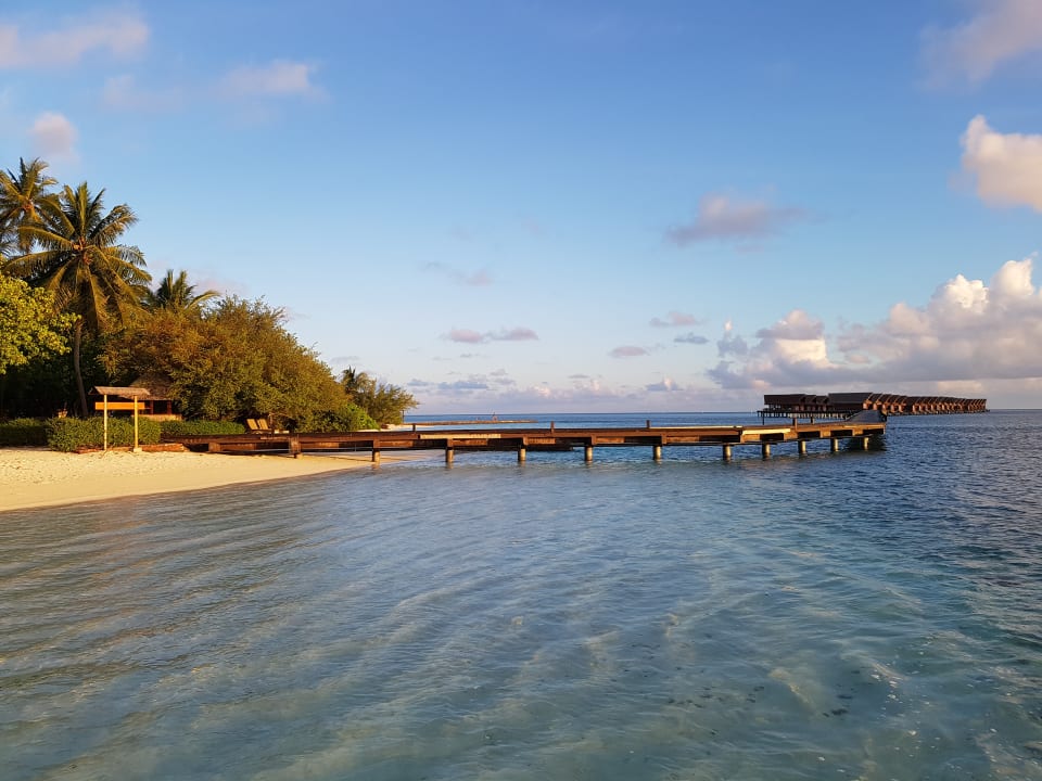 Der Steg zu den Ocean-Villas kurz nach Sonnenaufgang. Adaaran Select Hudhuran Fushi - Premium All Inclusive