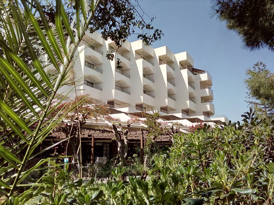 Teilansicht des Haupthaus aus dem schönen Hotelgarten. Apollonia Beach Resort & Spa