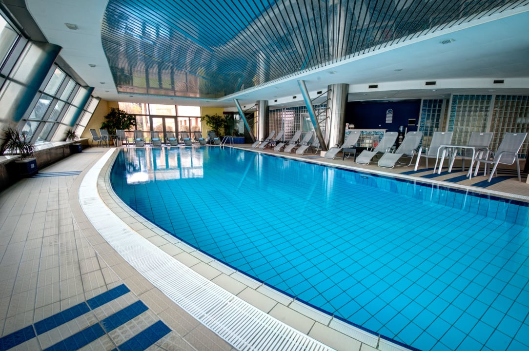 Basen z wyjściem na ogród Hotel Belweder