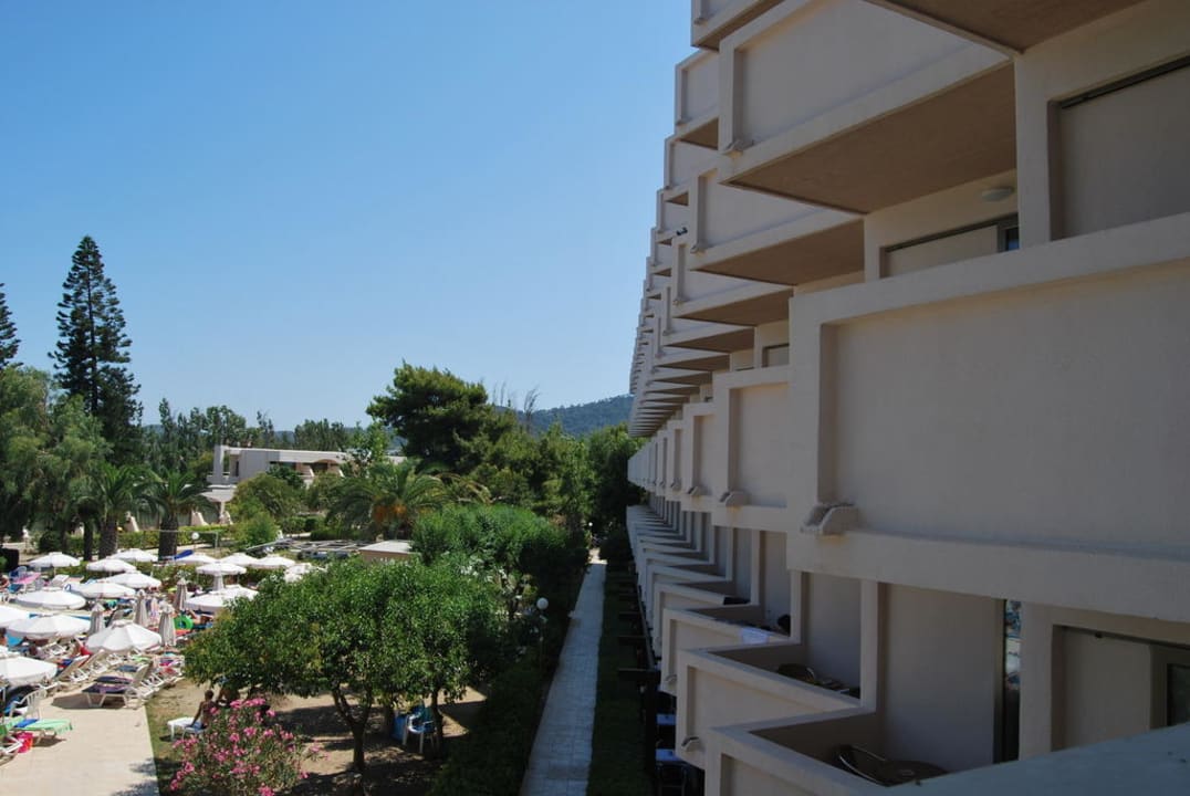 Trochę hotelu, trochę basenu Ialyssos Bay