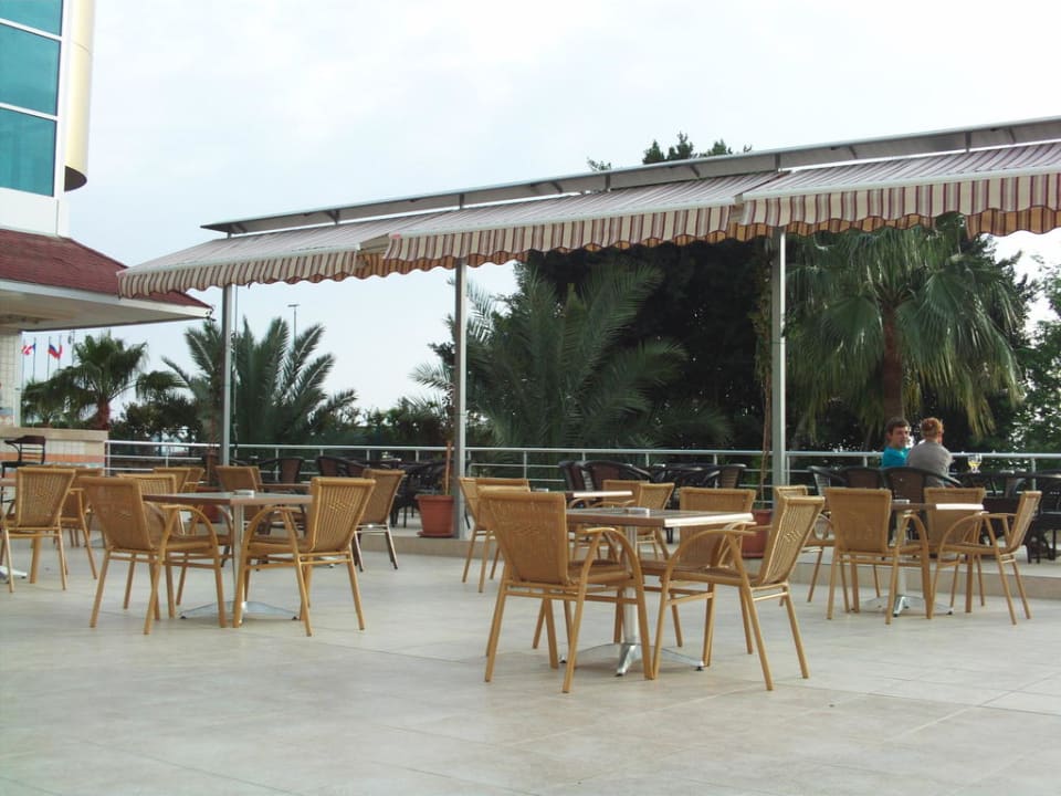 Sitzplätze an der Poolbar Kırbıyık Resort Hotel - Alanya