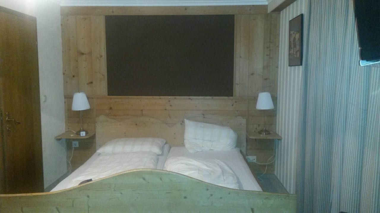 Enges Zimmer mit Badtüre Haus Alpenblick