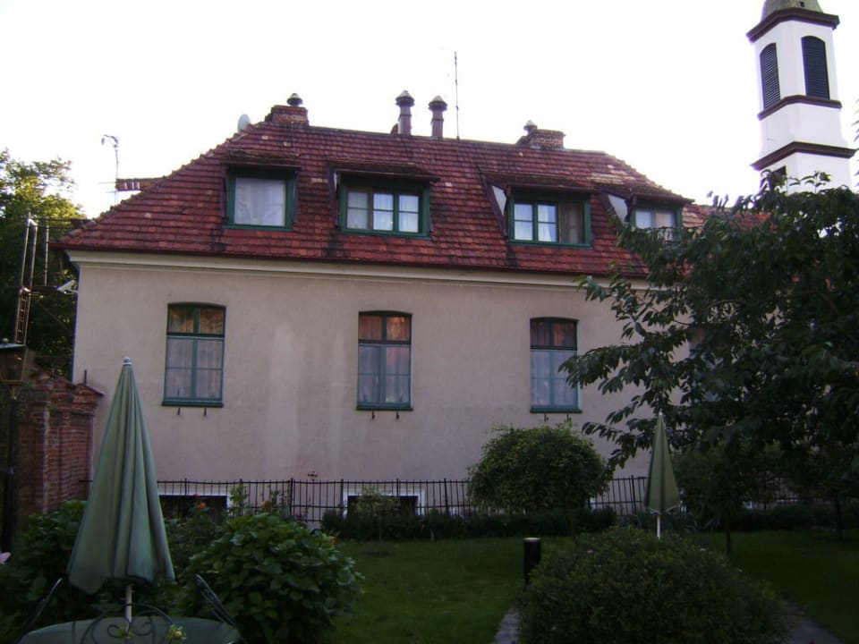 Blick vom Garten auf das Hotel Kadyny Folwark Hotel & Spa