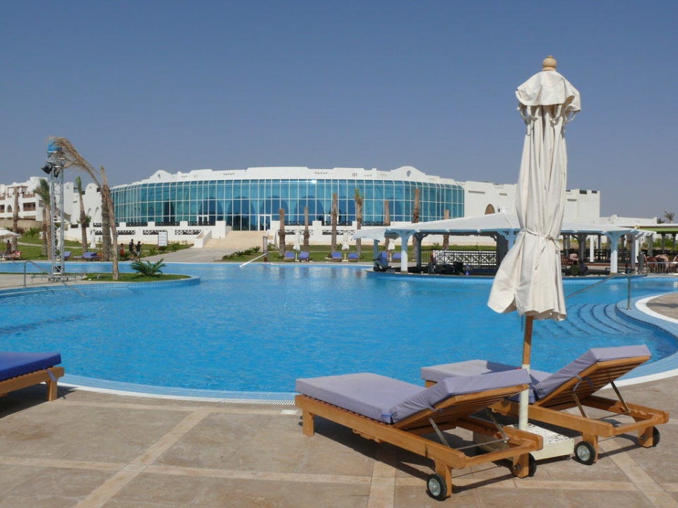 Blick über den Hauptpool zum Hauptgebäude Hilton Marsa Alam Nubian Resort