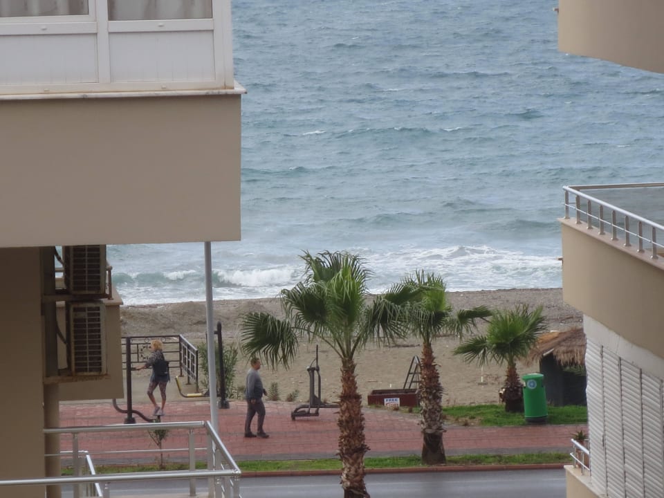 Blick vom Balkon über den Pool auf  Fitnessanlage Grand Atilla Hotel