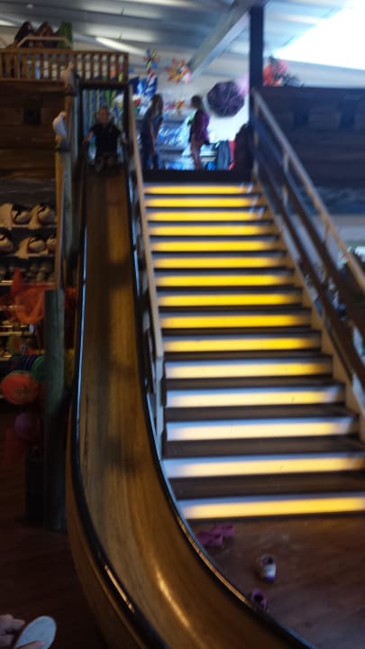 Einkaufen mit Kinderrutsche Center Parcs Park Nordseeküste