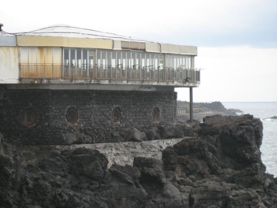 Ausblick vom Pool-Areal auf Nachbargebäude Grand Hotel Baia Verde