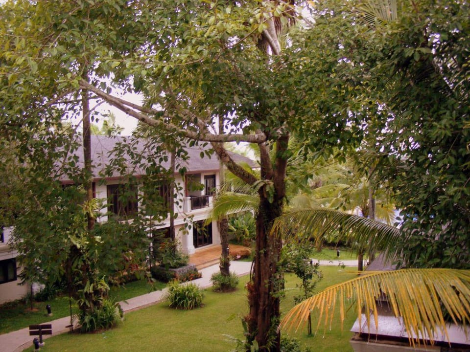Blick vom Balkon durch die Gartenanlage La Flora Khao Lak